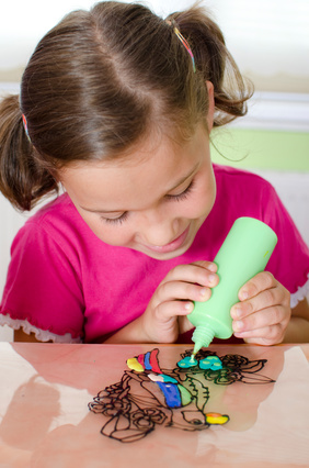 maedchen bastelt Basteln - für Kinder ein besonderes Vergnügen