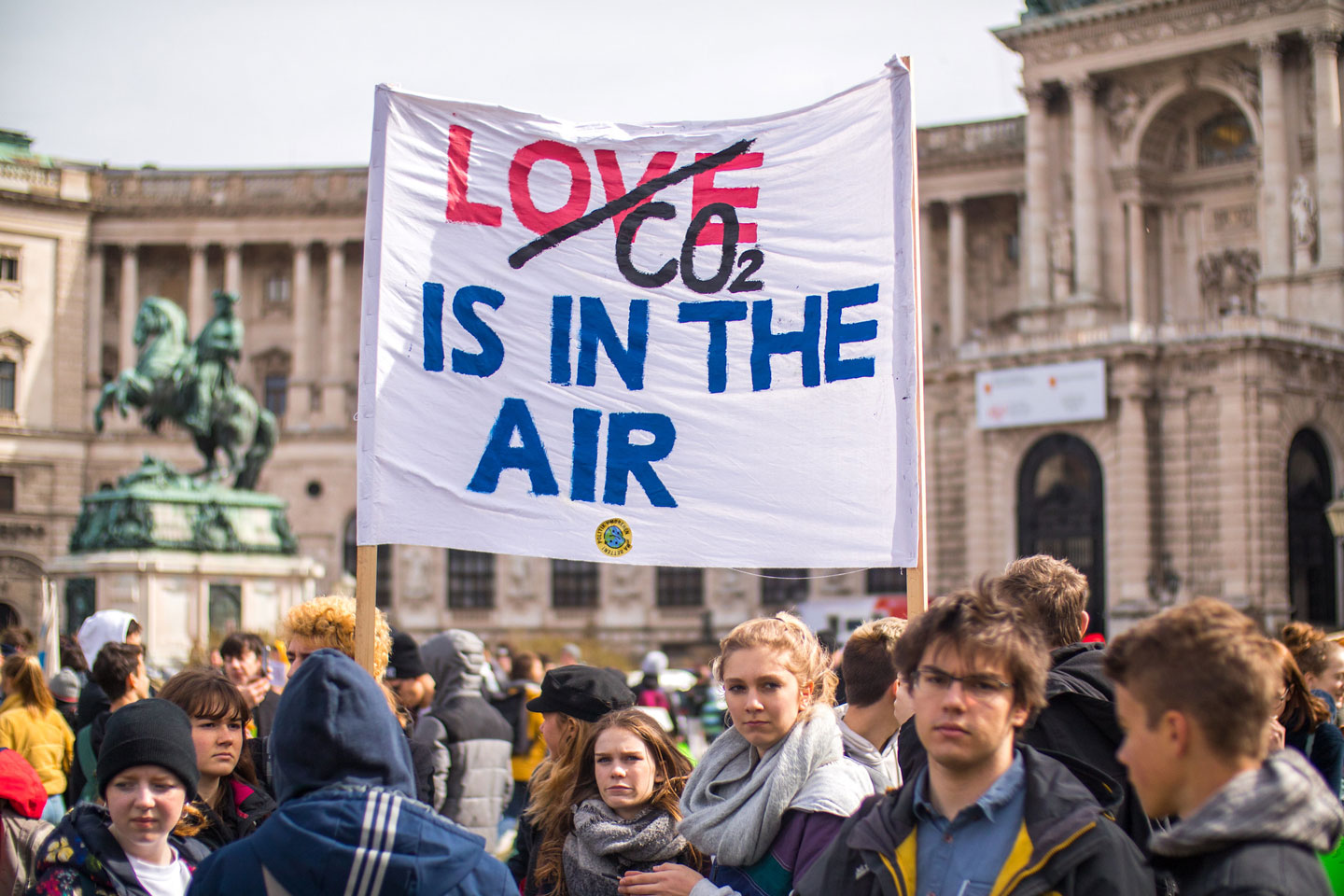 klimawandel co2 Ivan Radic Demonstranten halten Transparent mit CO2 is in the Air Botschaft. Demo gegen Umweltverschmutzung und Klimaerwärmung CC BY 2.0